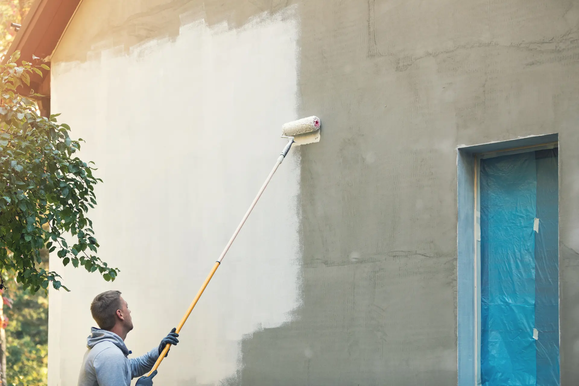 Pintor trabajando en una fachada en Ponferrada